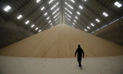 2024-07-24T201833Z_1_LYNXMPEK6N0Z5_RTROPTP_4_IRAQ-SUGAR Trabalhador observa armazém com açúcar bruto na cidade de Hilla (Foto: Khalid al-Mousily/Reuters)