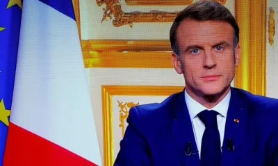O presidente francês Emmanuel Macron aparece na tela enquanto faz um discurso televisionado à nação, após o governo do primeiro-ministro Michel Barnier ter sido derrubado em uma votação de desconfiança no parlamento, em Paris, França, em 5 de dezembro de 2024. REUTERS/Christian Hartmann