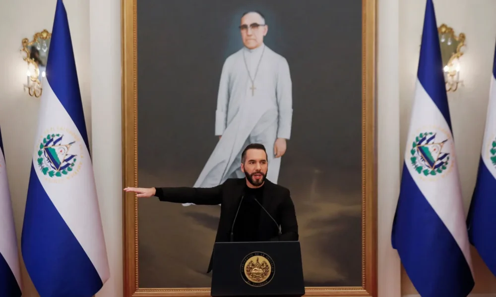 O presidente de El Salvador, Nayib Bukele, fala durante entrevista coletiva na Casa Presidencial, em San Salvador, El Salvador, 14 de janeiro de 2025. REUTERS/Jose Cabezas