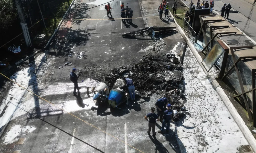 2025-02-07T131330Z_724284807_RC2LPCA3OE7D_RTRMADP_3_BRAZIL-AIRPLANE-CRASH Uma visão de drone mostra pessoas inspecionando o local onde um pequeno avião colidiu com veículos na Avenida Marquês de São Vicente, em São Paulo, Brasil, em 7 de fevereiro de 2025. REUTERS/Tuane Fernandes