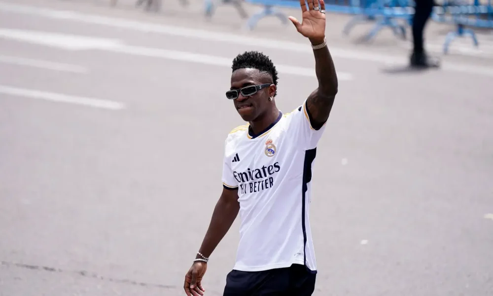 Vinicius Jr acena para torcedores durante comemoração após Real Madrid vencer a LaLiga, em Madri, Espanha 12/05/2024 REUTERS/Ana Beltran/Arquivo