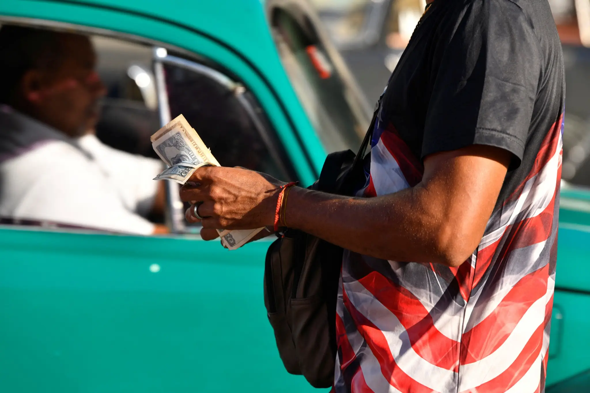 Gasolina de alta octanagem é primeiro item básico vendido só em dólar em Cuba