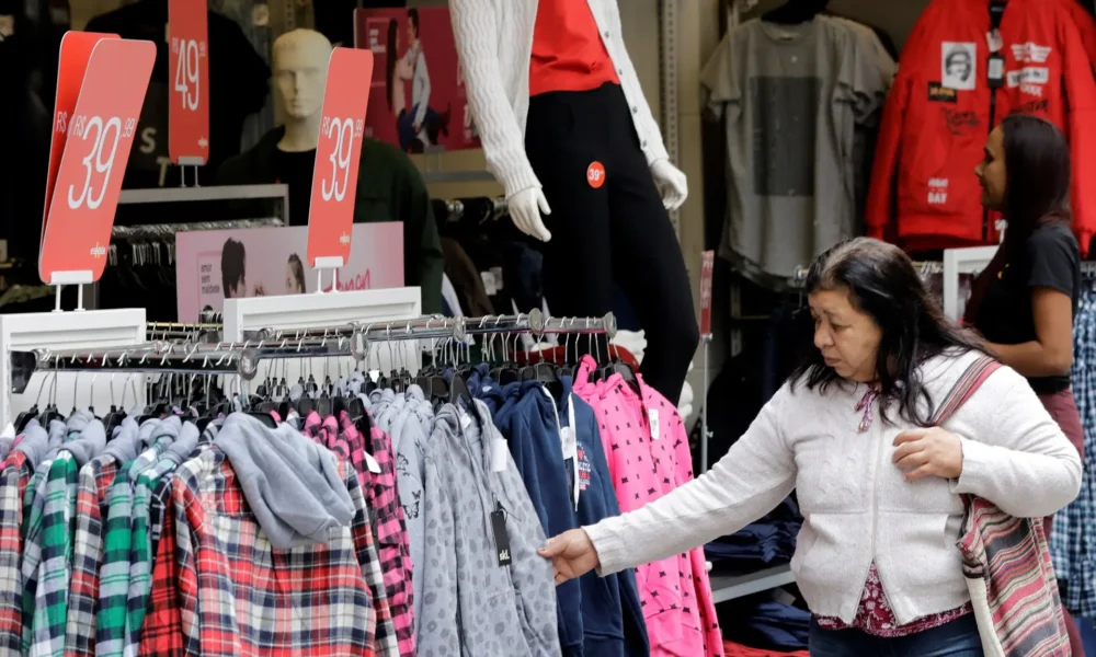 2025-02-24T113137Z_1_LYNXNPEL1N0CL_RTROPTP_4_MACRO-CONFIANCA-FEVEREIRO onsumidora olha roupas em loja no centro de São Paulo 08/06/2018 REUTERS/Paulo Whitaker