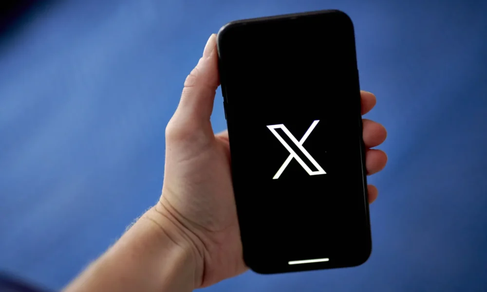 409921880 Celular com o logo do X, ex-Twitter (Gabby Jones/Bloomberg)