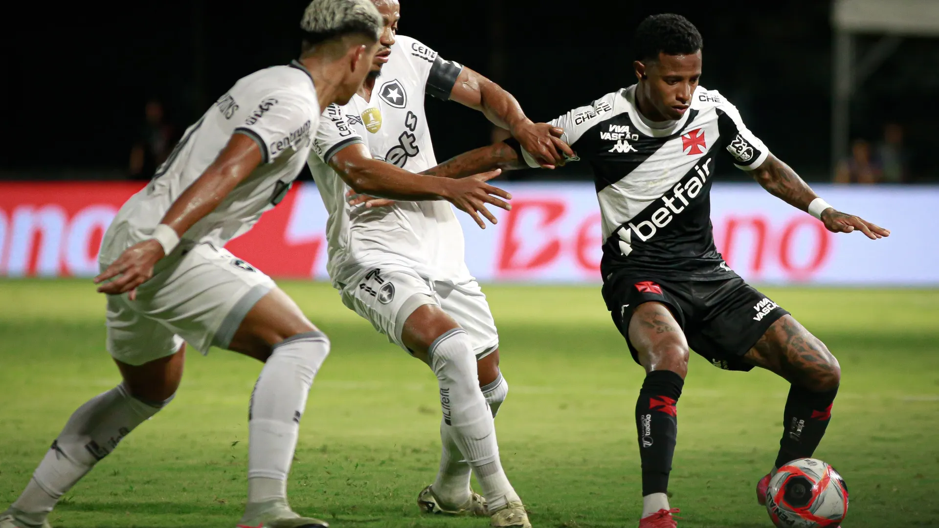 Vasco vence clássico, avança às semifinais e elimina Botafogo do Campeonato Carioca