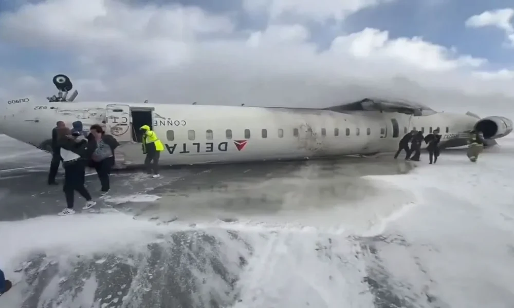 Canada-0.1 Uma imagem de um vídeo mostra o avião, voo 4819 da Delta Airlines, de cabeça para baixo. • Reprodução CNN