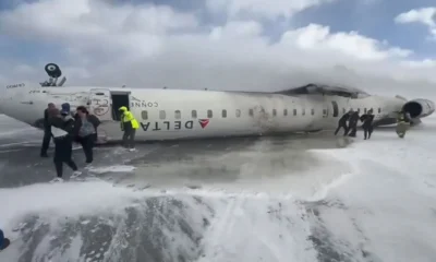 Uma imagem de um vídeo mostra o avião, voo 4819 da Delta Airlines, de cabeça para baixo. • Reprodução CNN