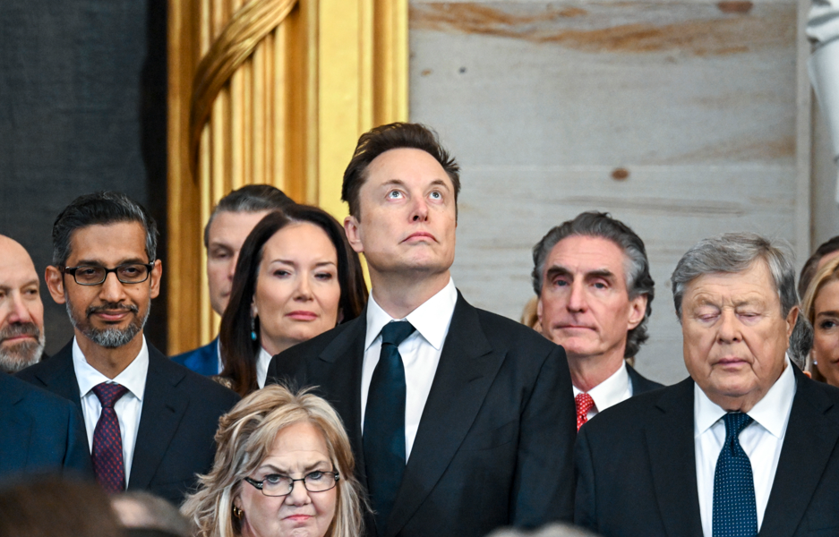 Elon Musk, ao centro, durante a posse de Donald Trump como o 47º presidente no Capitólio em Washington, na segunda-feira, 20 de janeiro de 2025. (Foto: Kenny Holston/The New York Times)