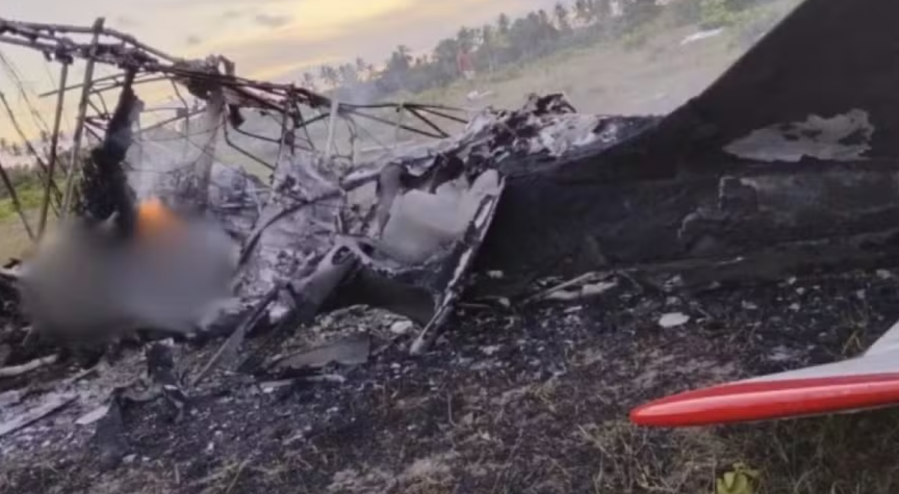 Avião de pequeno porte cai, explode e deixa uma pessoa morta e outra ferida na Bahia