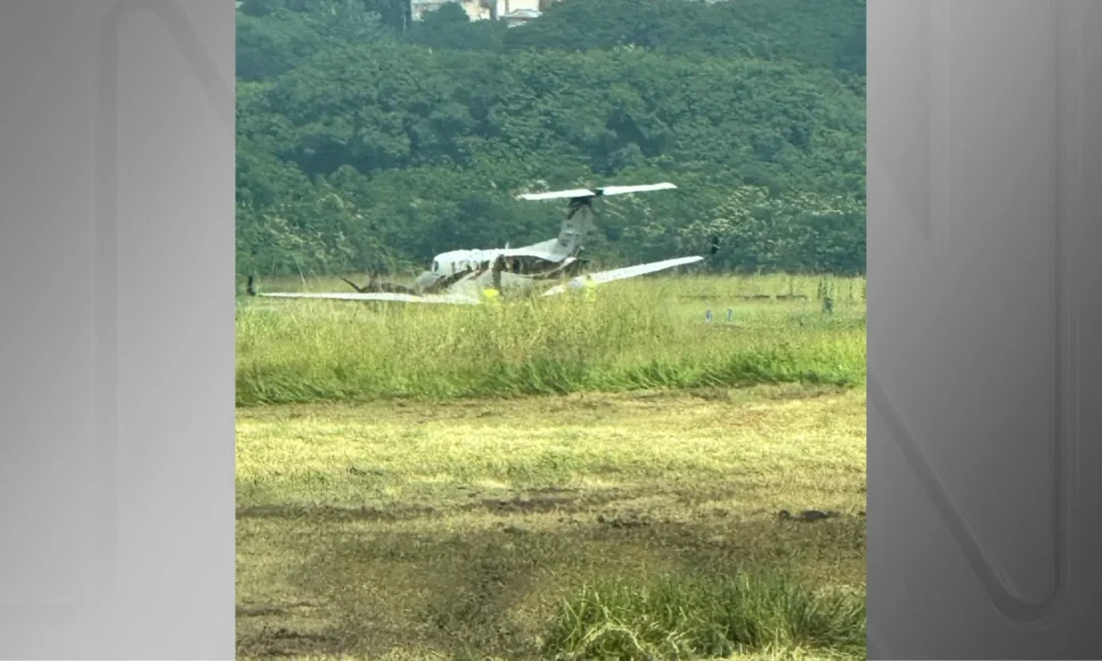 Inserir-um-titulo-2025-02-14T104957.140 Avião de pequeno porte saiu da pista no aeroporto Campo de Marte, na zona norte de São Paulo • Reprodução