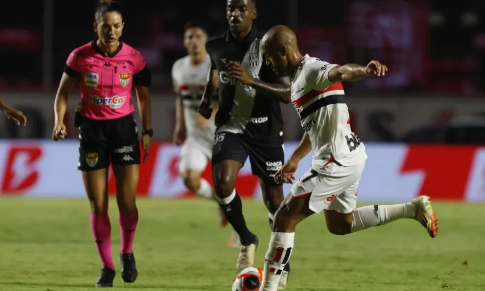 Lucas-em-partida-contra-a-Ponte-Preta Lucas em partida contra a Ponte Preta • Rubens Chiri / São Paulo FC