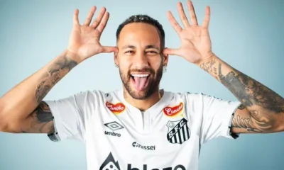 Neymar posa com camisa do Santos • Divulgação / Santos FC