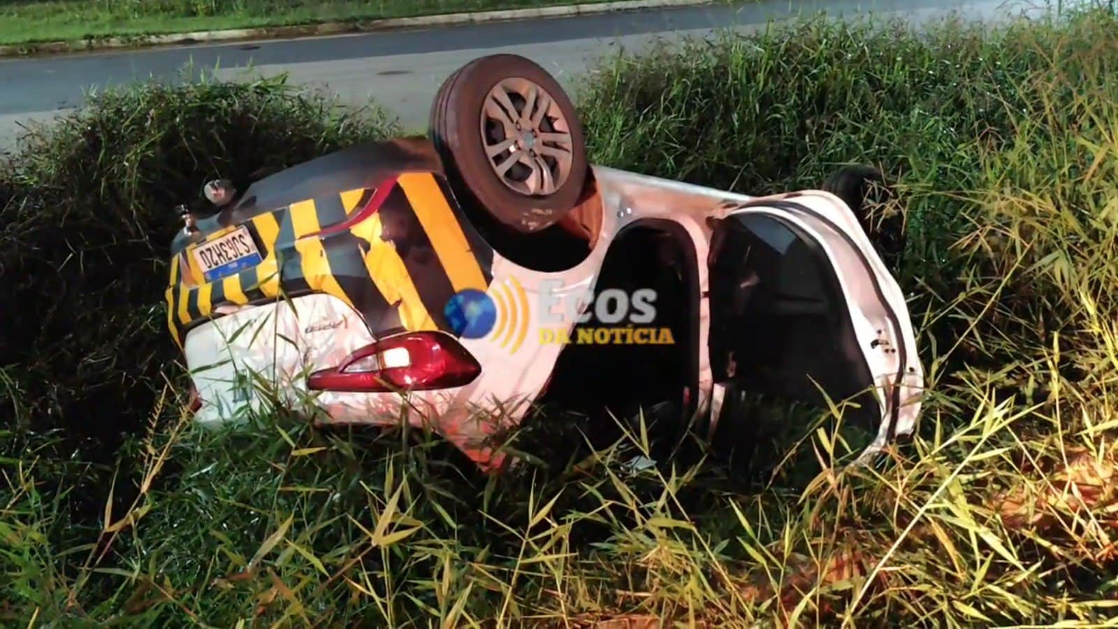 Motorista perde controle de veículo após colidir em rotatória, capota e morre