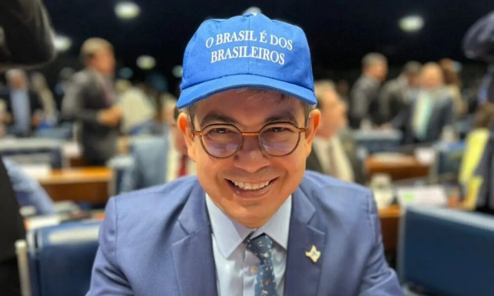 Senador Randolfe Rodrigues com boné "O Brasil é dos Brasileiros" (Foto: Reprodução/Twitter Randolfe Rodrigues)