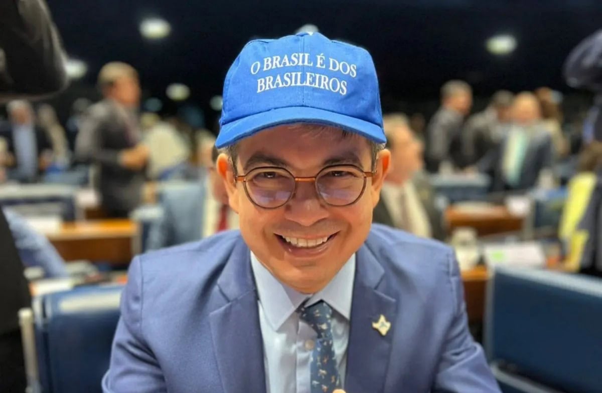 Eduardo Bolsonaro e Randolfe Rodrigues discutem nas redes sobre ‘bonés a la Trump’