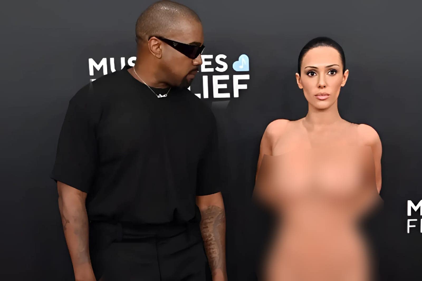 Grammy 2025: mulher de Kanye West fica completamente nua no tapete vermelho