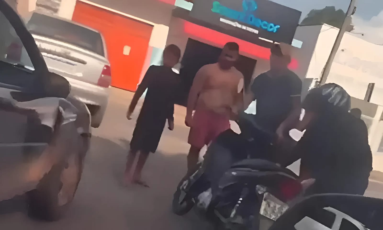 Carro puxa outro veículo com corda e derruba casal de moto no Juruá