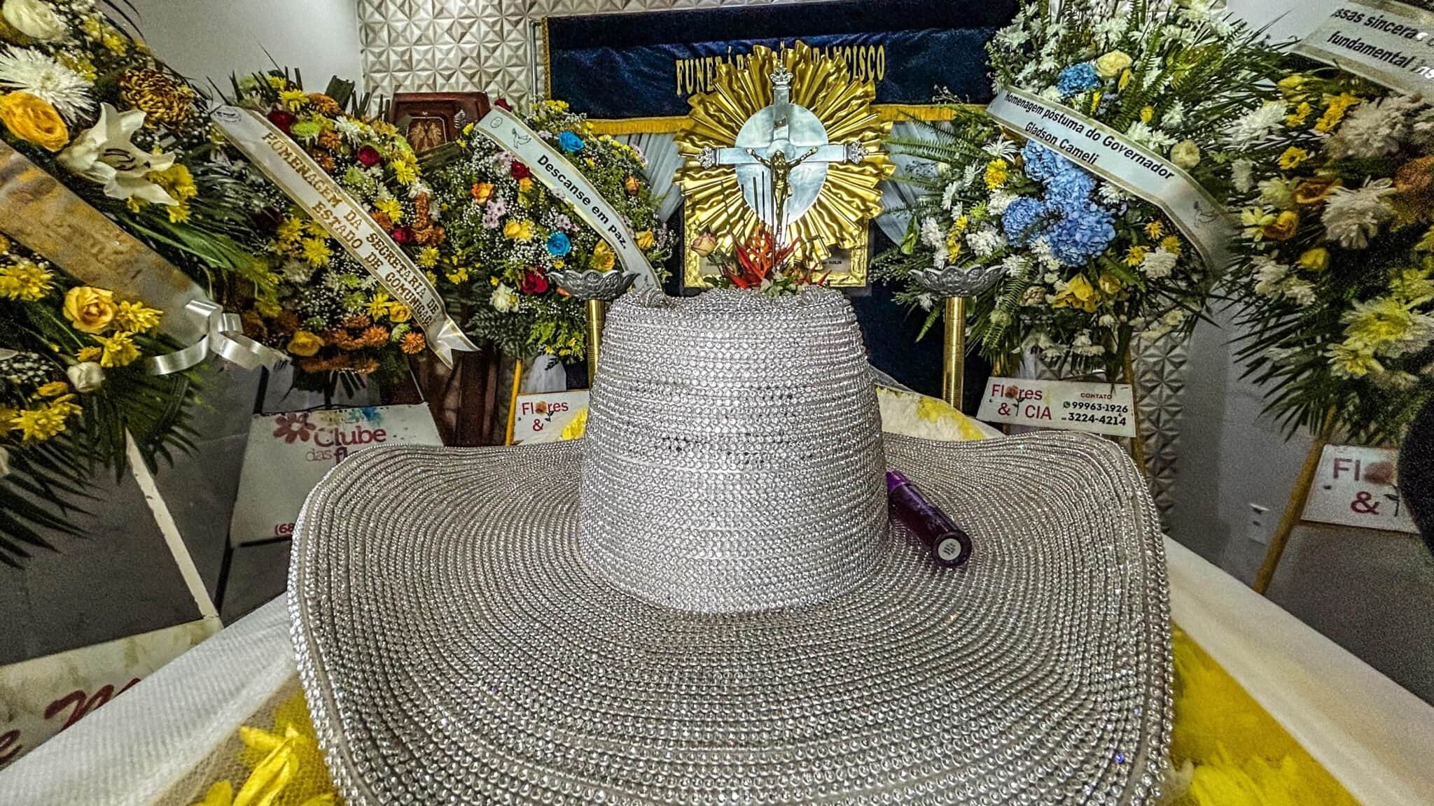 Amigos e familiares se despedem de Douglas Richer em velório