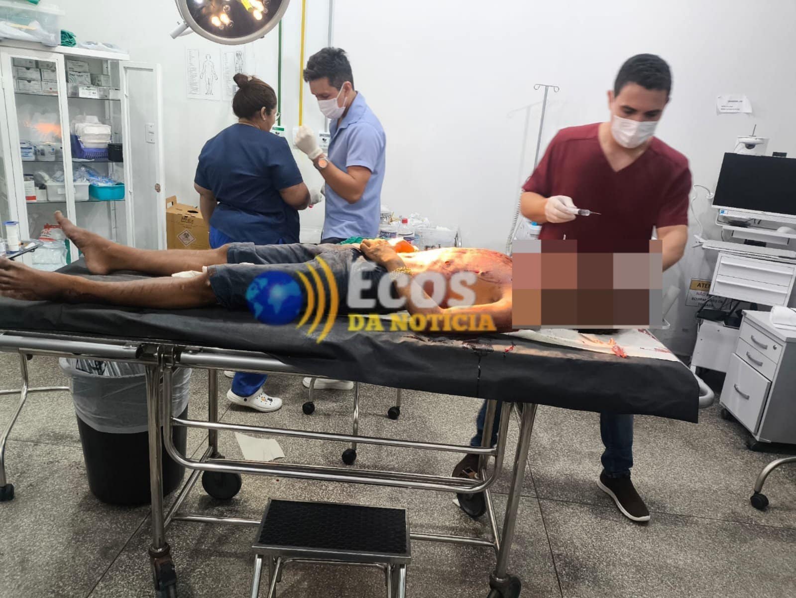 Jovem é esfaqueado e deixado ferido em frente de delegacia