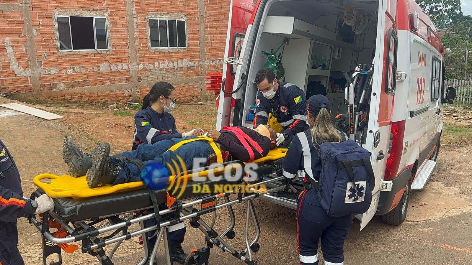 Eletricista sofre queda de quatro metros enquanto realizava serviço em igreja