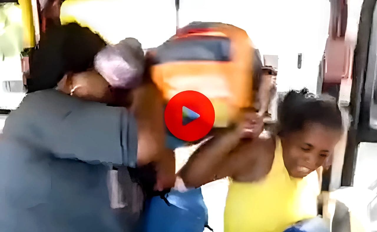Vídeo mostra mulheres brigando dentro de ônibus em Rio Branco