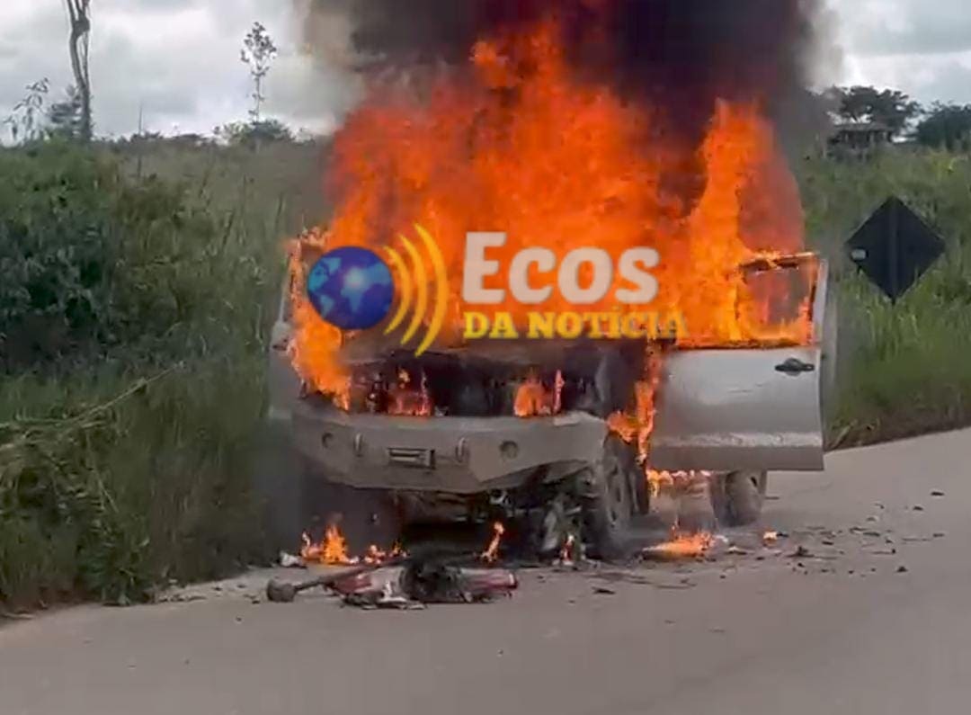 Caminhonete pega fogo na BR-364; motorista e passageiros saem ilesos