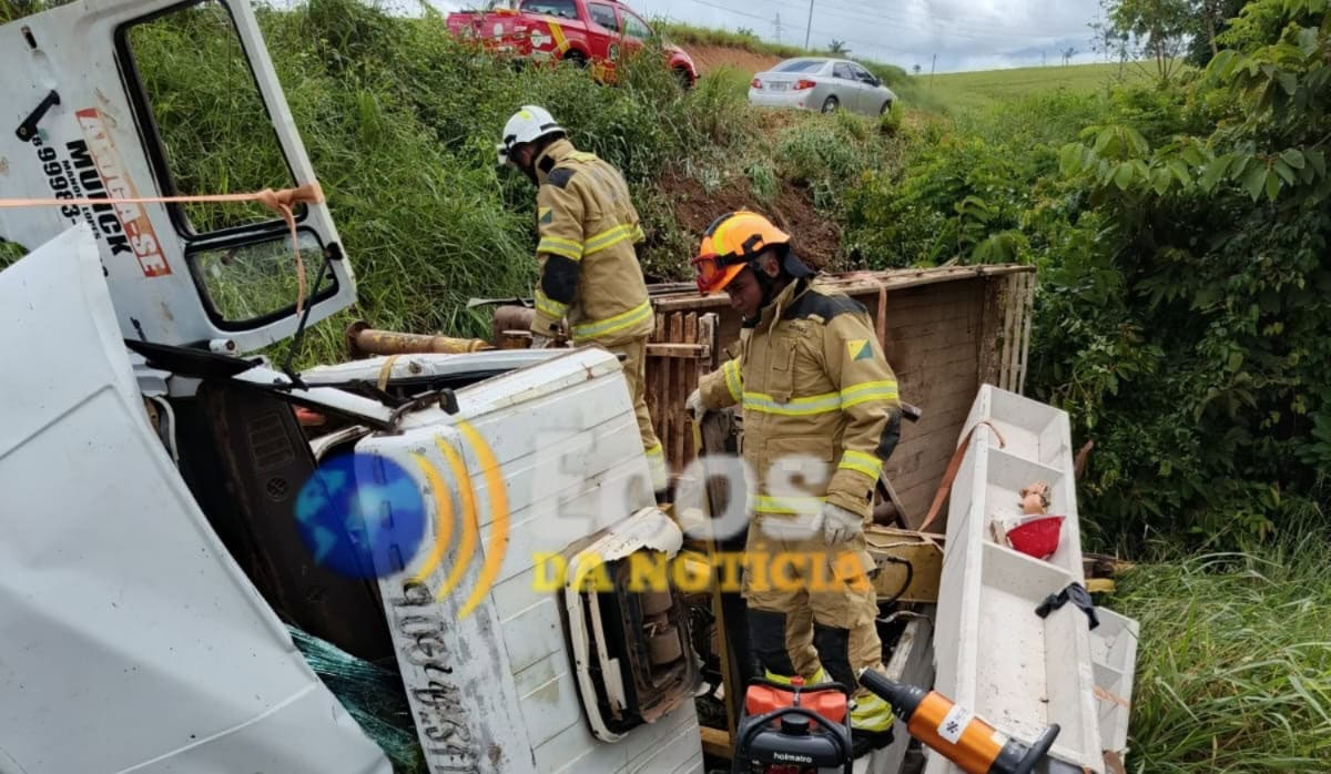Caminhão Tomba na BR-317 e Deixa Vítima Presa às Ferragens