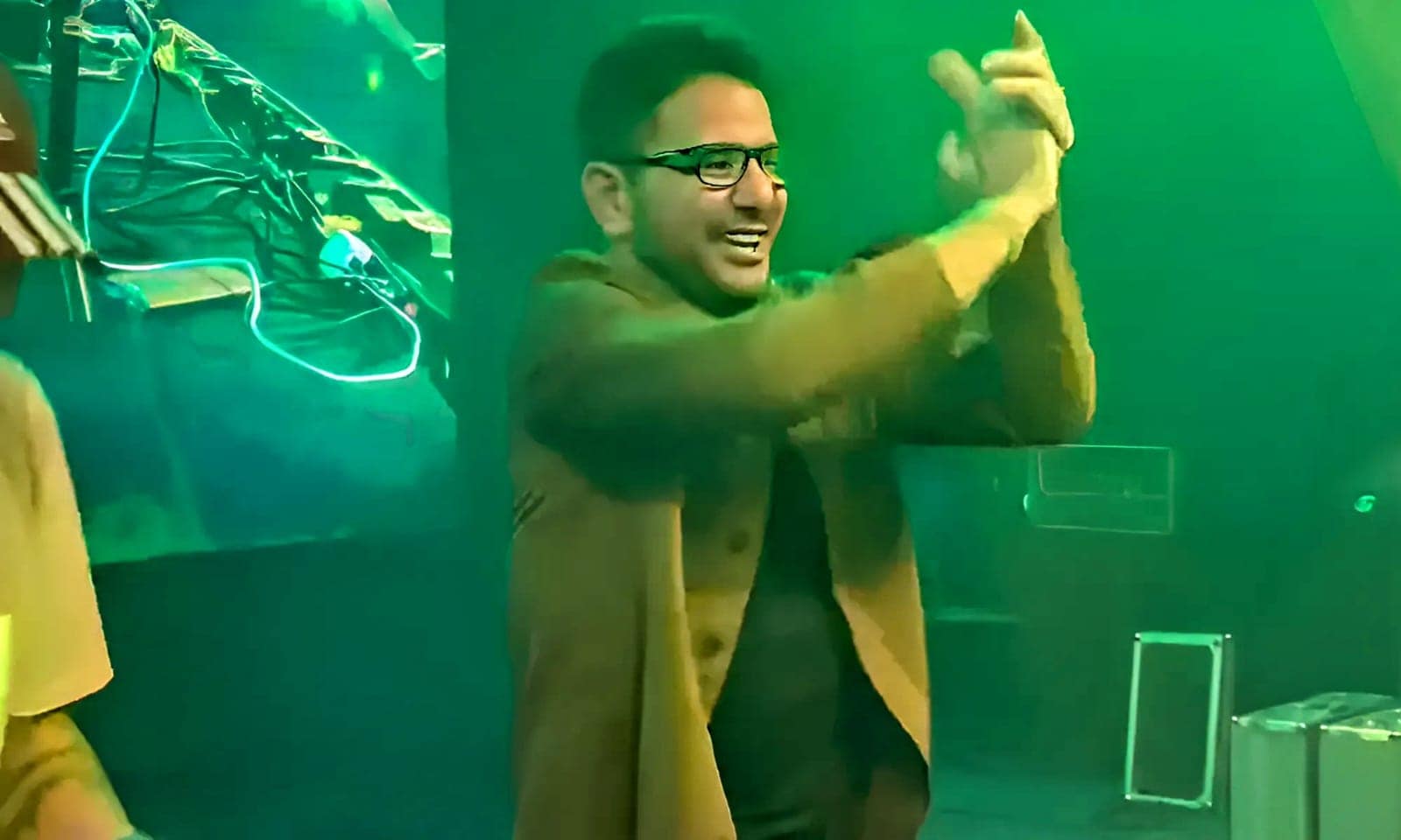 Governador Gladson Cameli “ataca” de DJ em festa de flashback no Acre