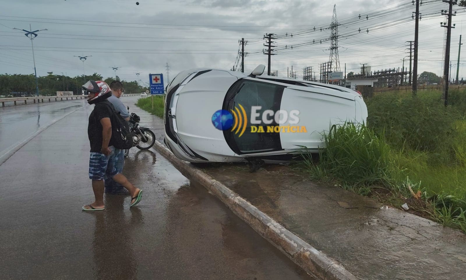 Motorista perde controle de veículo após aquaplanagem e capota na Via Verde