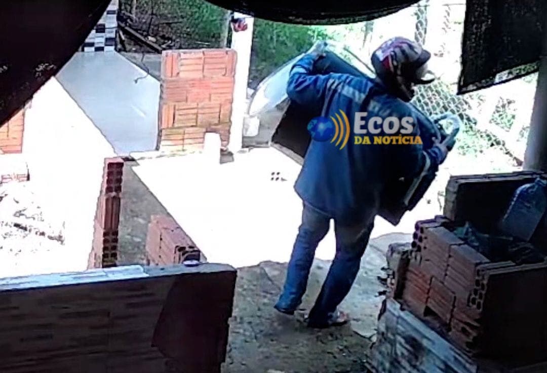 Em Brasiléia, homem é filmado roubando casa em plena luz do dia