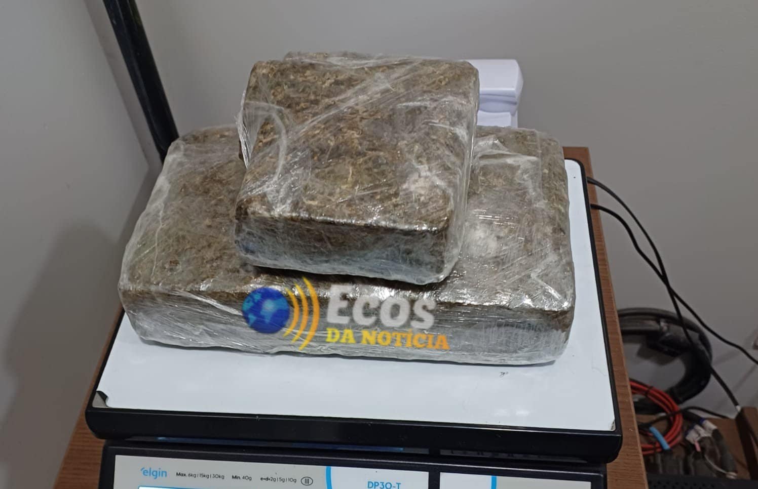 Traficante tenta fugir da Polícia Militar, cai de moto e é preso com 1,5 kg de Skunk em Rio Branco