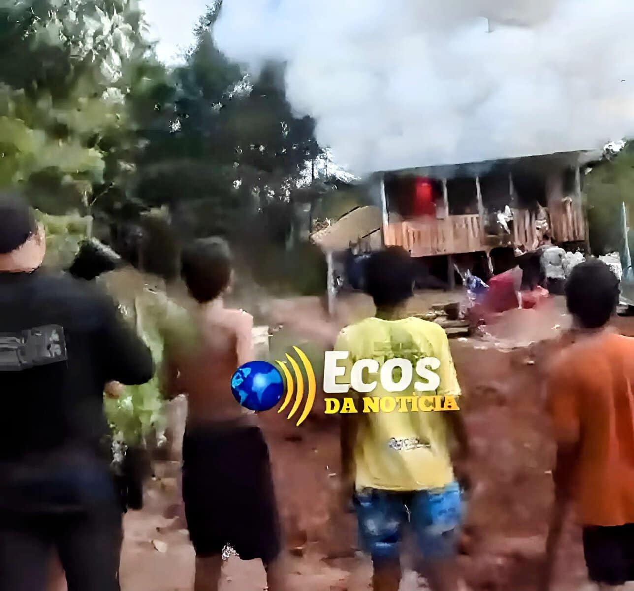 Homem incendeia casa, fere enteado e foge após ameaçar esposa
