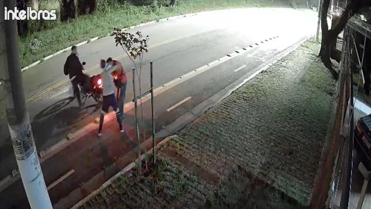 Em assalto violento, idosa não consegue tirar aliança, é agredida e está na UTI; veja vídeo