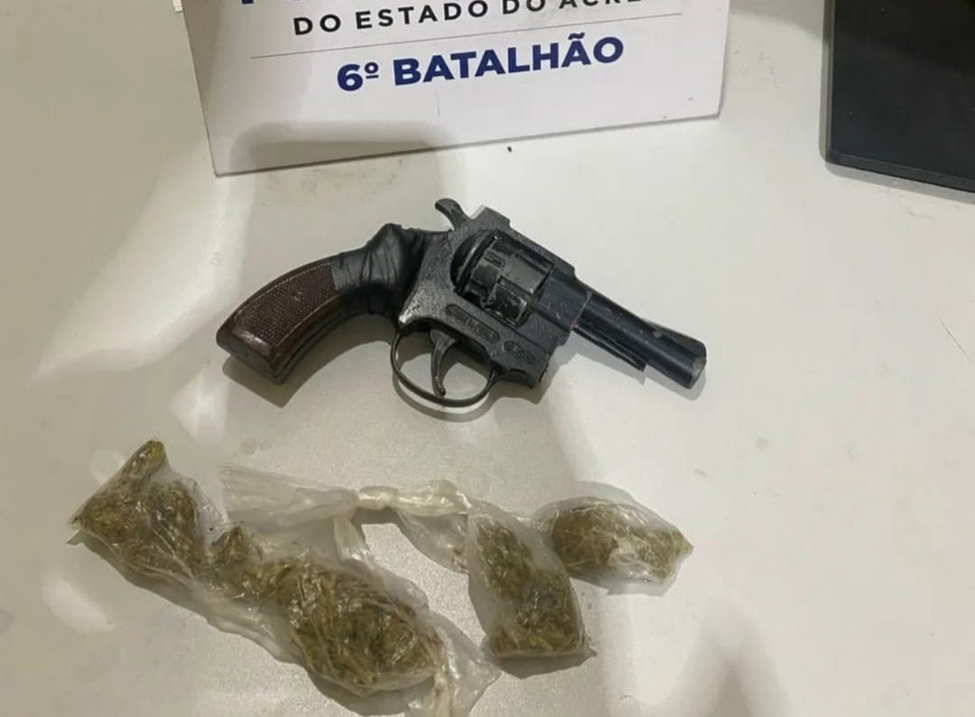 Polícia Militar prende homem armado dentro de farmácia em Cruzeiro do Sul