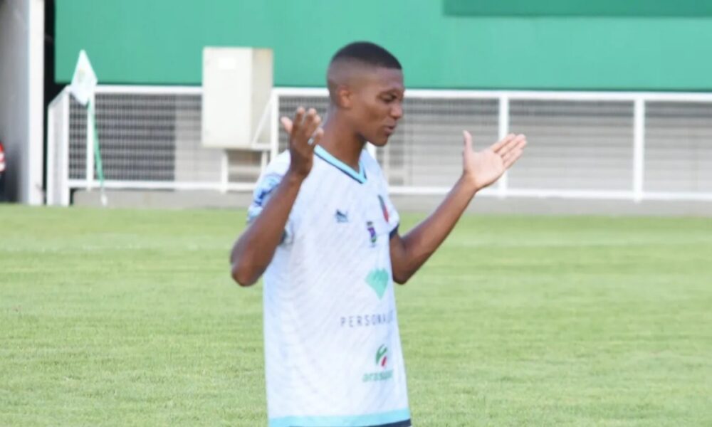 lateral direito Michael pede ajuda divina para o Humaitá vencer a primeira no Acreanão 2025. Foto/Manoel Façanha