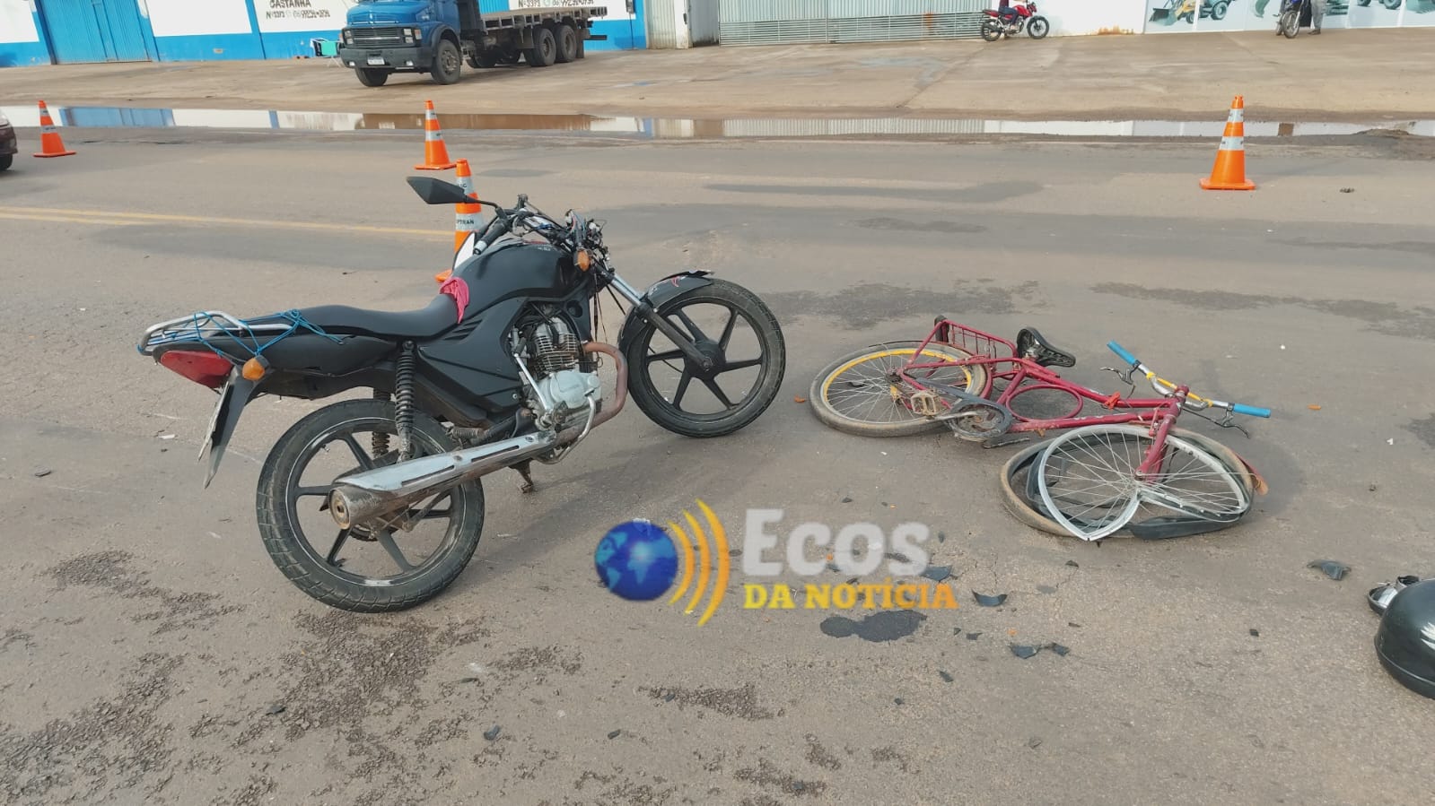 Colisão entre moto e bicicleta deixa duas pessoas feridas na capital