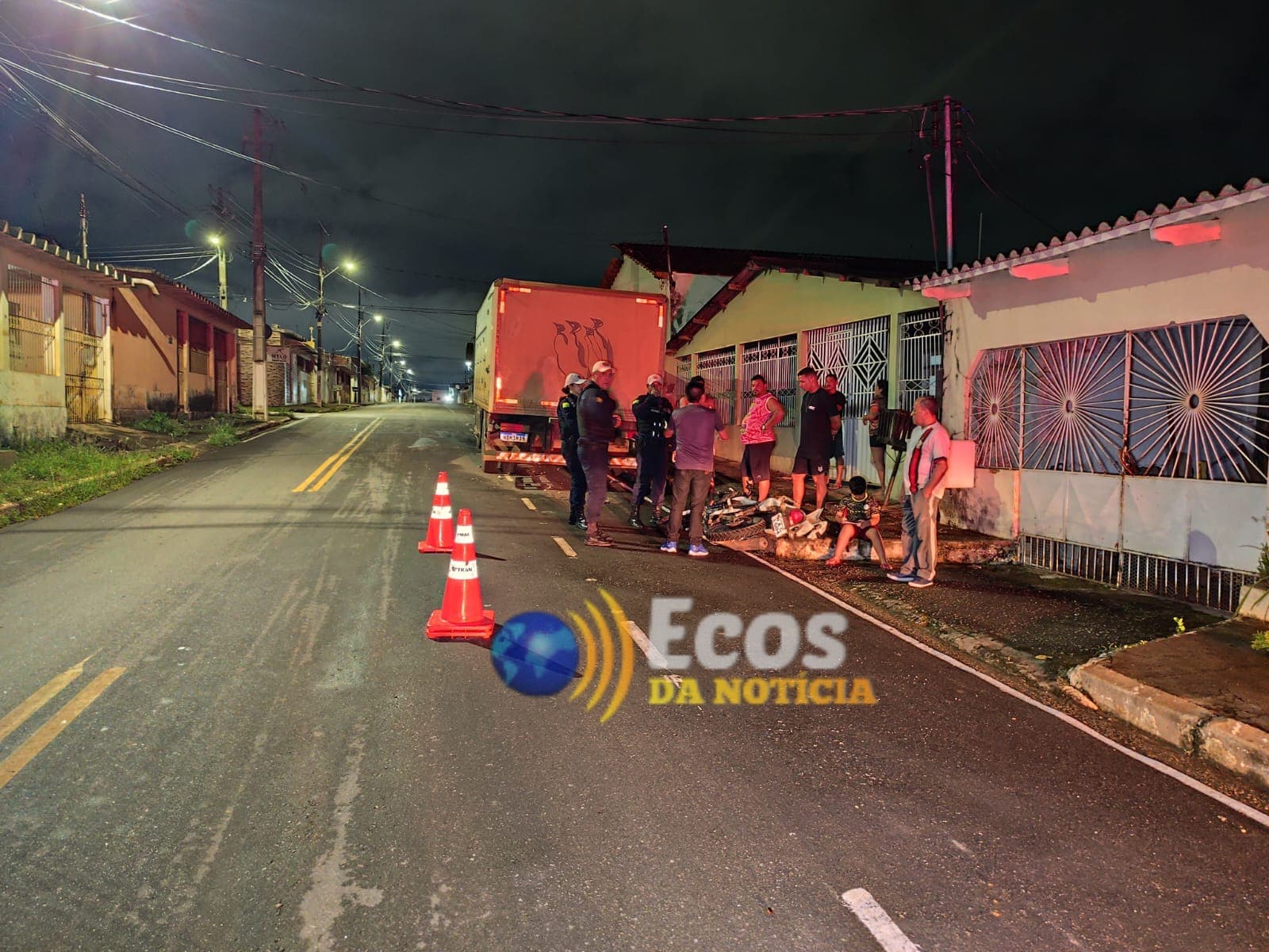 Jovem colide moto em caminhão estacionado e sofre fratura