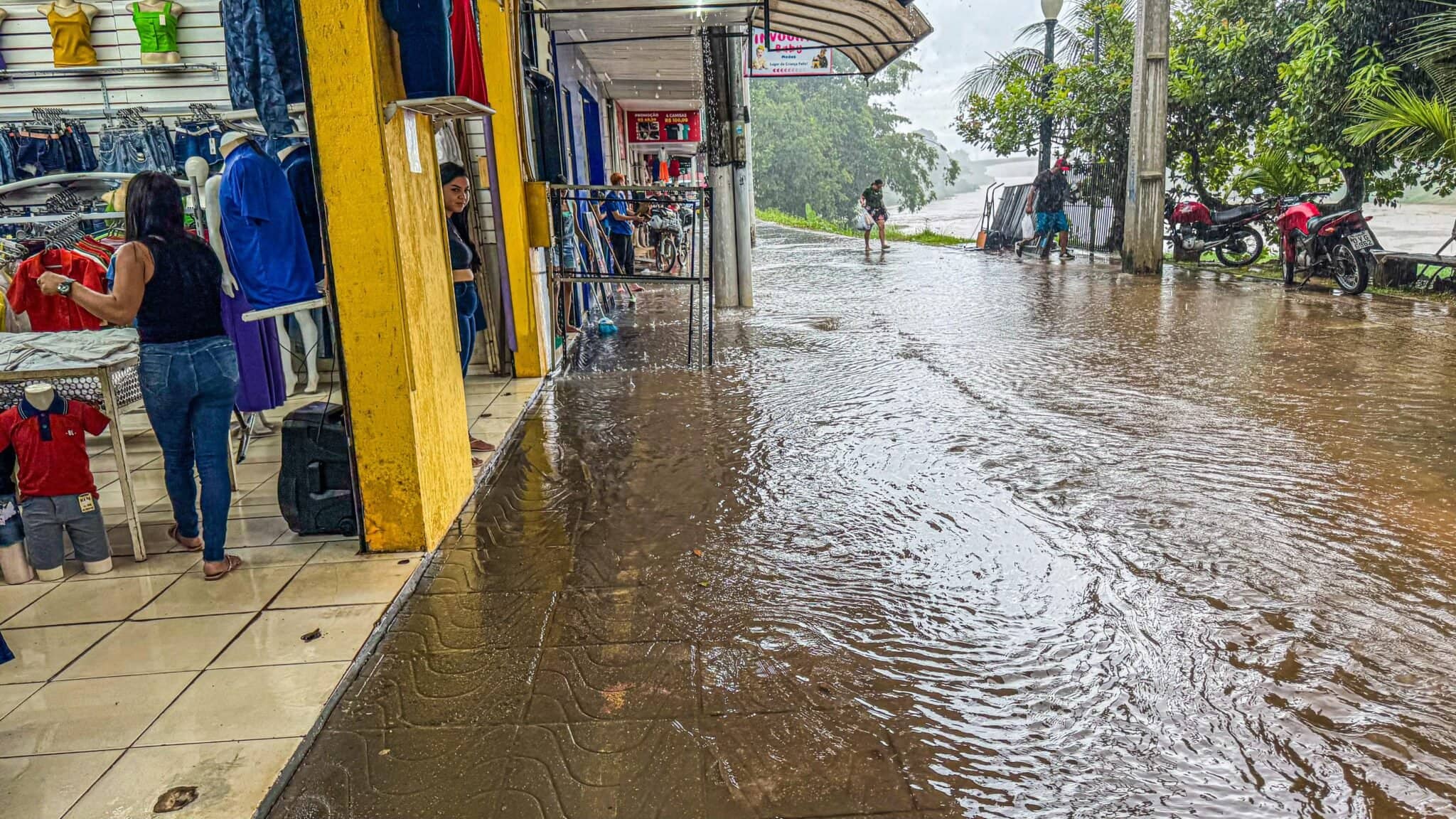Chuva forte faz comerciantes escoarem água no Calçadão Raimundo Escócio