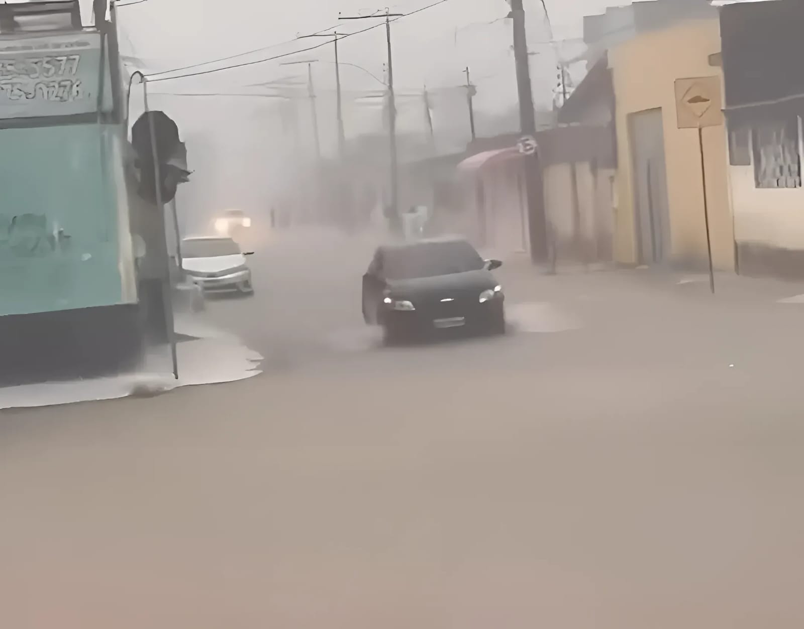 Chuva forte provoca alagamentos no bairro Chico Mendes e na Amadeo Barbosa