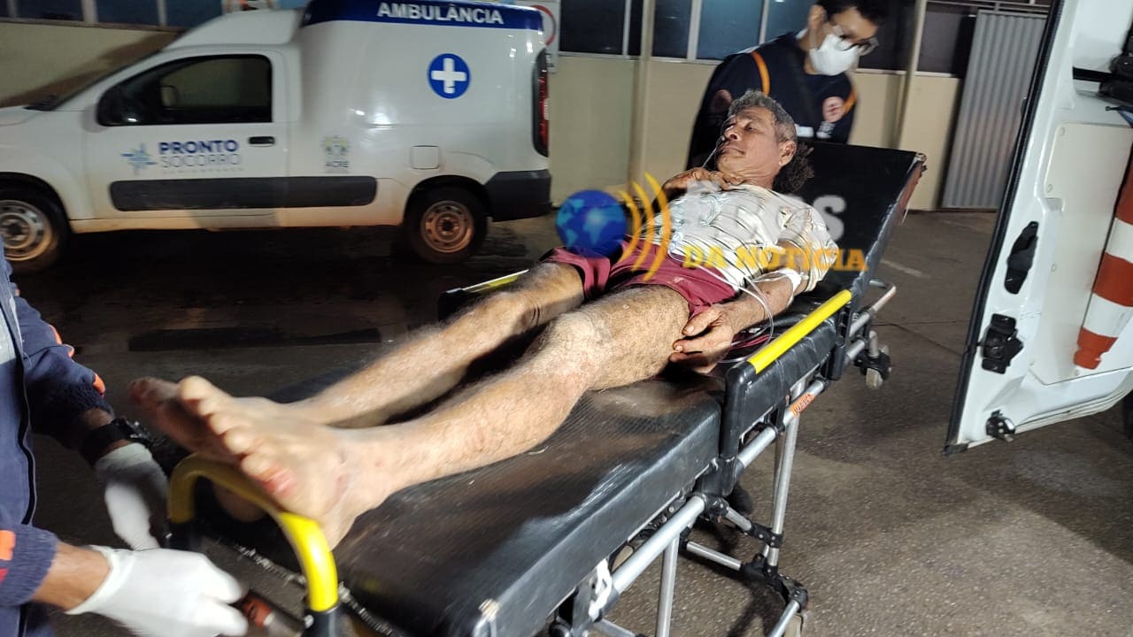 Homem cai de moto na Transacreana e é socorrido pelo SAMU