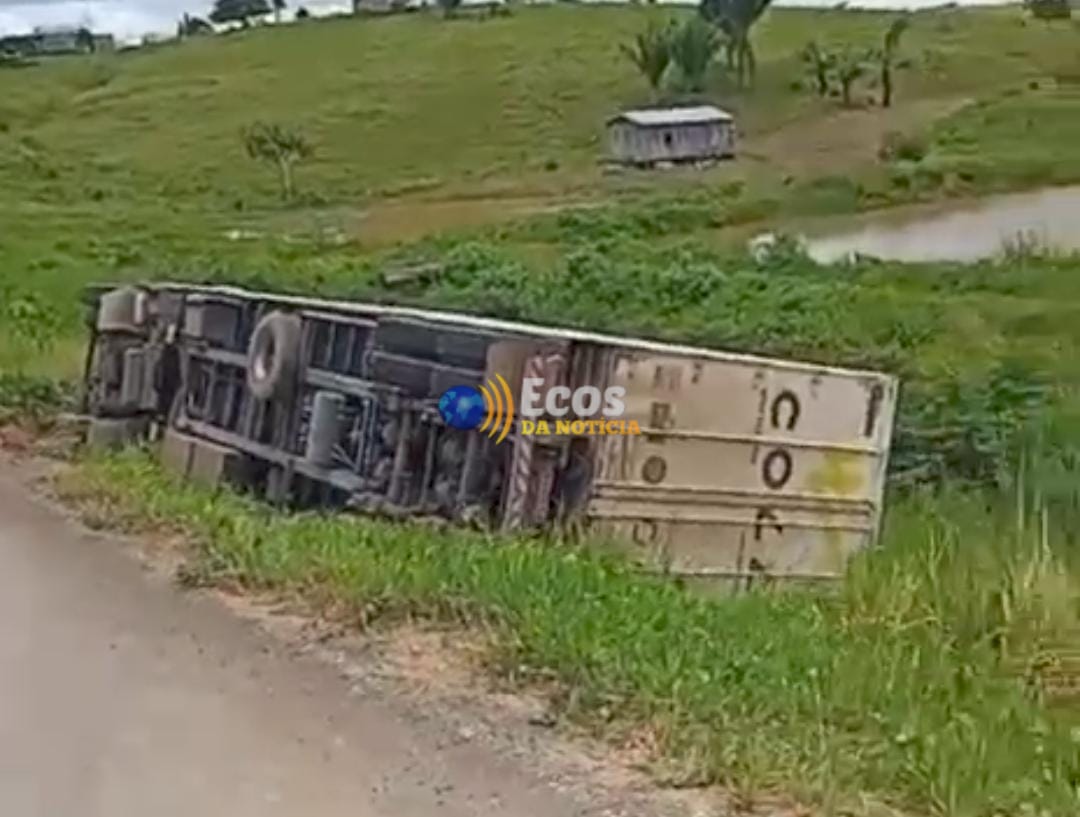Motorista perde controle e tomba carreta entre Manoel Urbano e Feijó