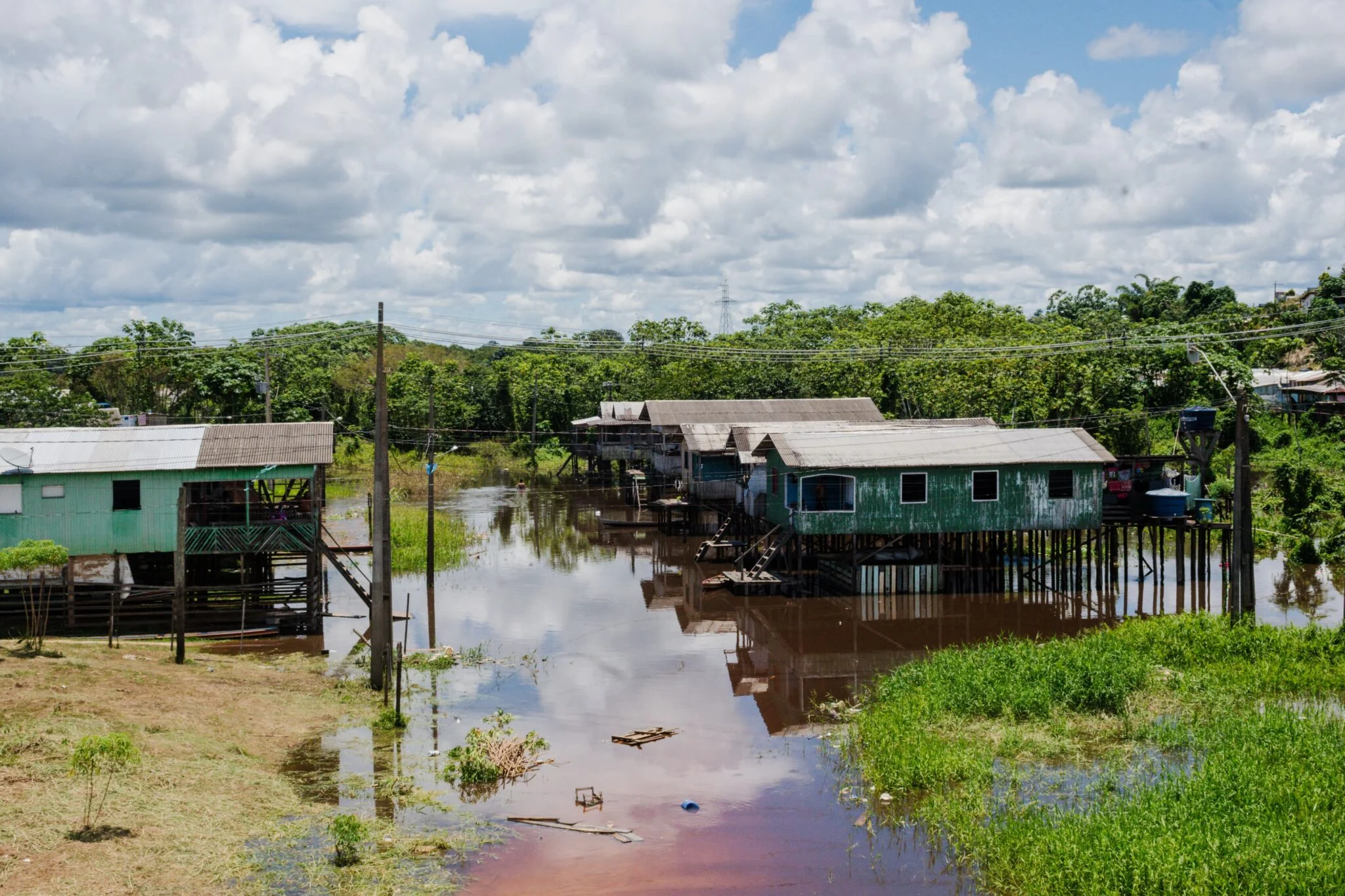 Águas do Rio Juruá atingem bairro e ameaçam casas em Cruzeiro do Sul