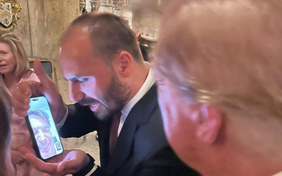 O ex-presidente Jair Bolsonaro (PL) conversa com Donald Trump por videochamada. Ligação foi intermediada pelo filho Eduardo (Foto: Júlia Zanatta/X)