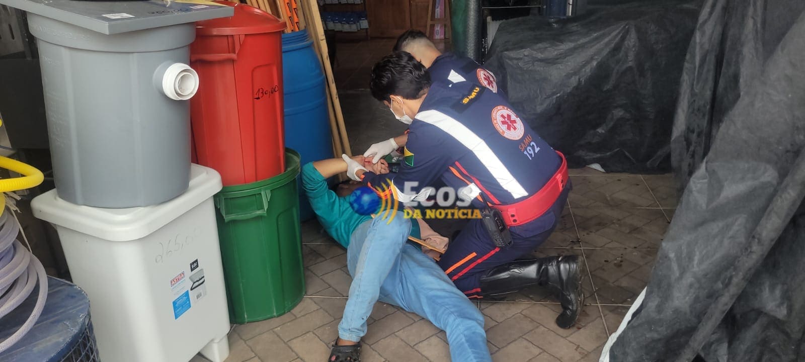 Motociclista perde o controle de motocicleta e colide contra muro