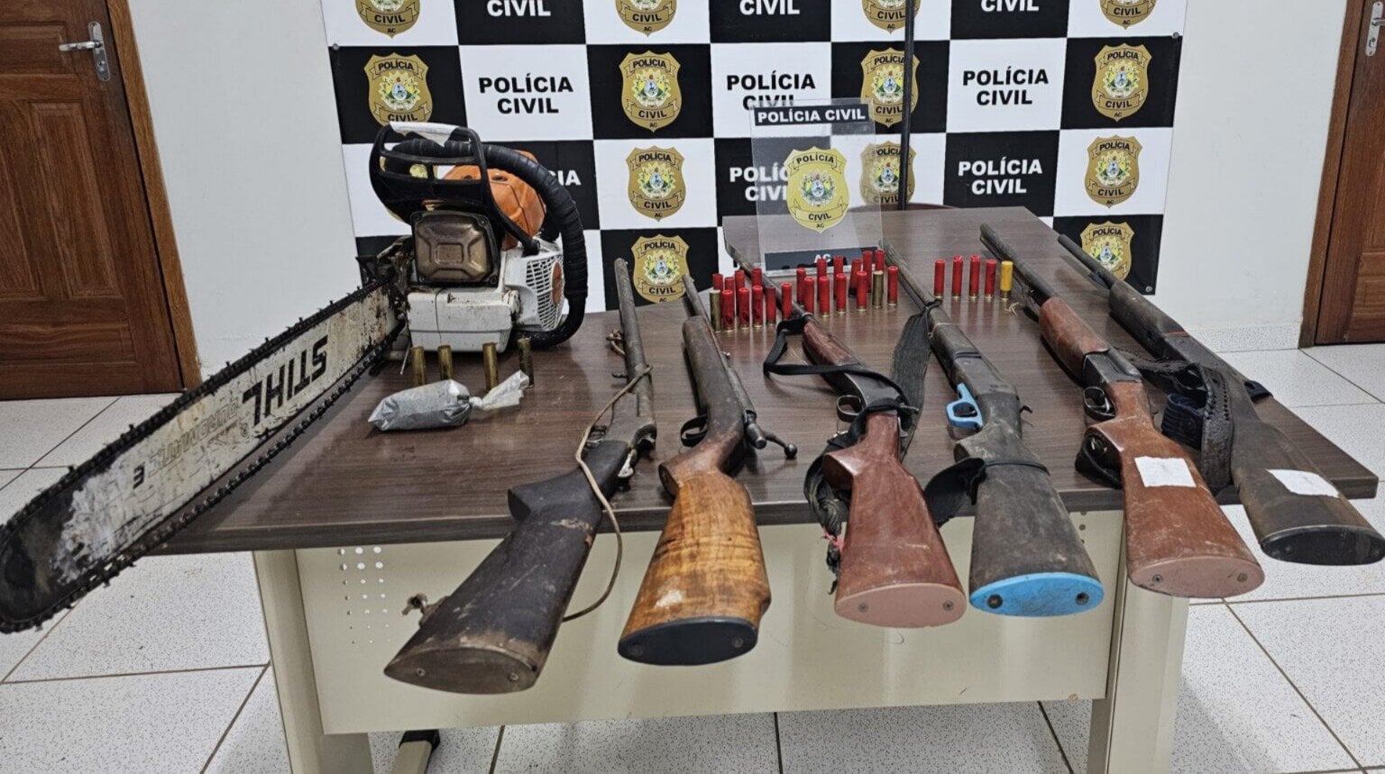 Polícia Civil apreende seis armas de fogo e bens ilícitos em  Sena Madureira