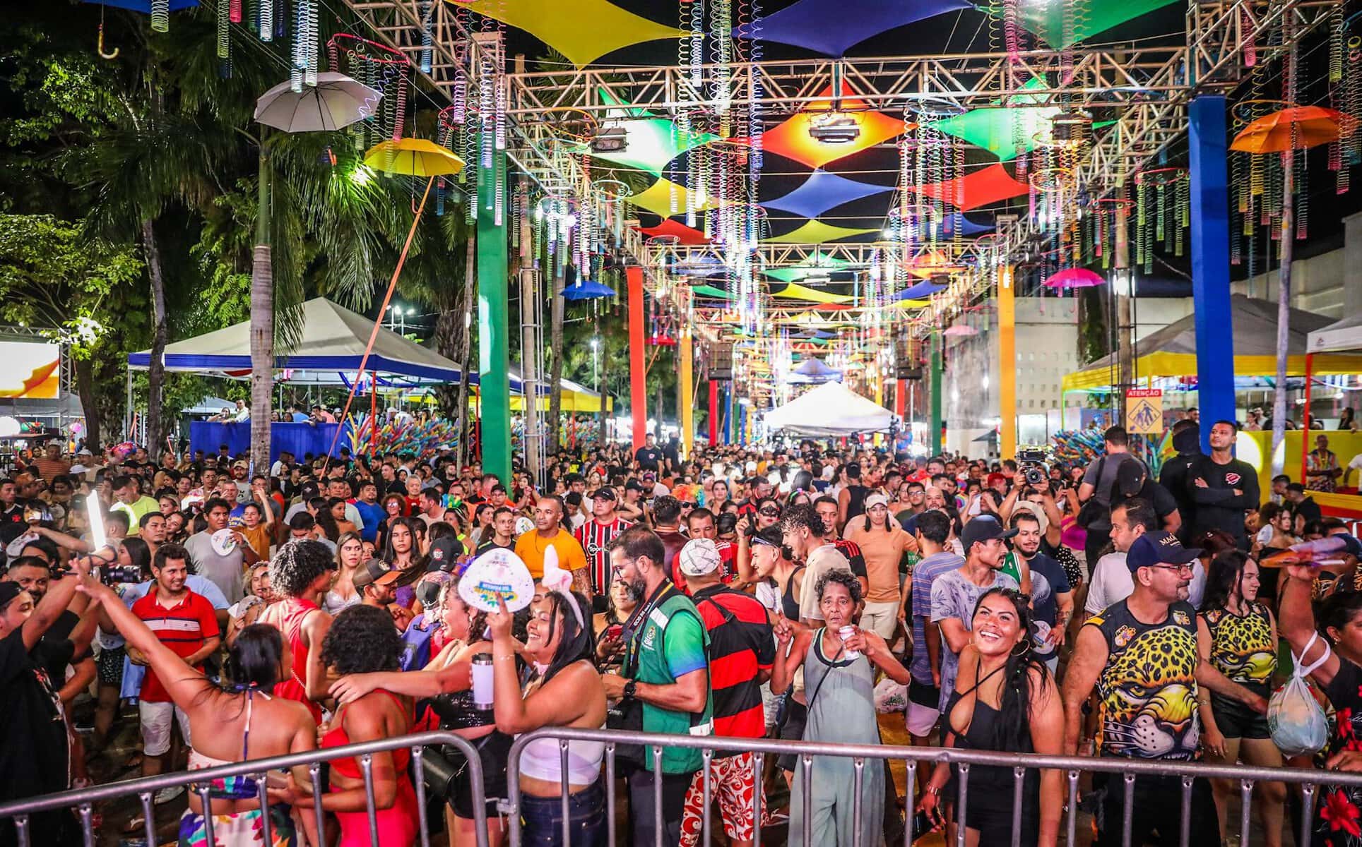 Baile Vermelho e Preto e concurso da Rainha Gay e Trans são atrações deste sábado no Carnaval de Rio Branco