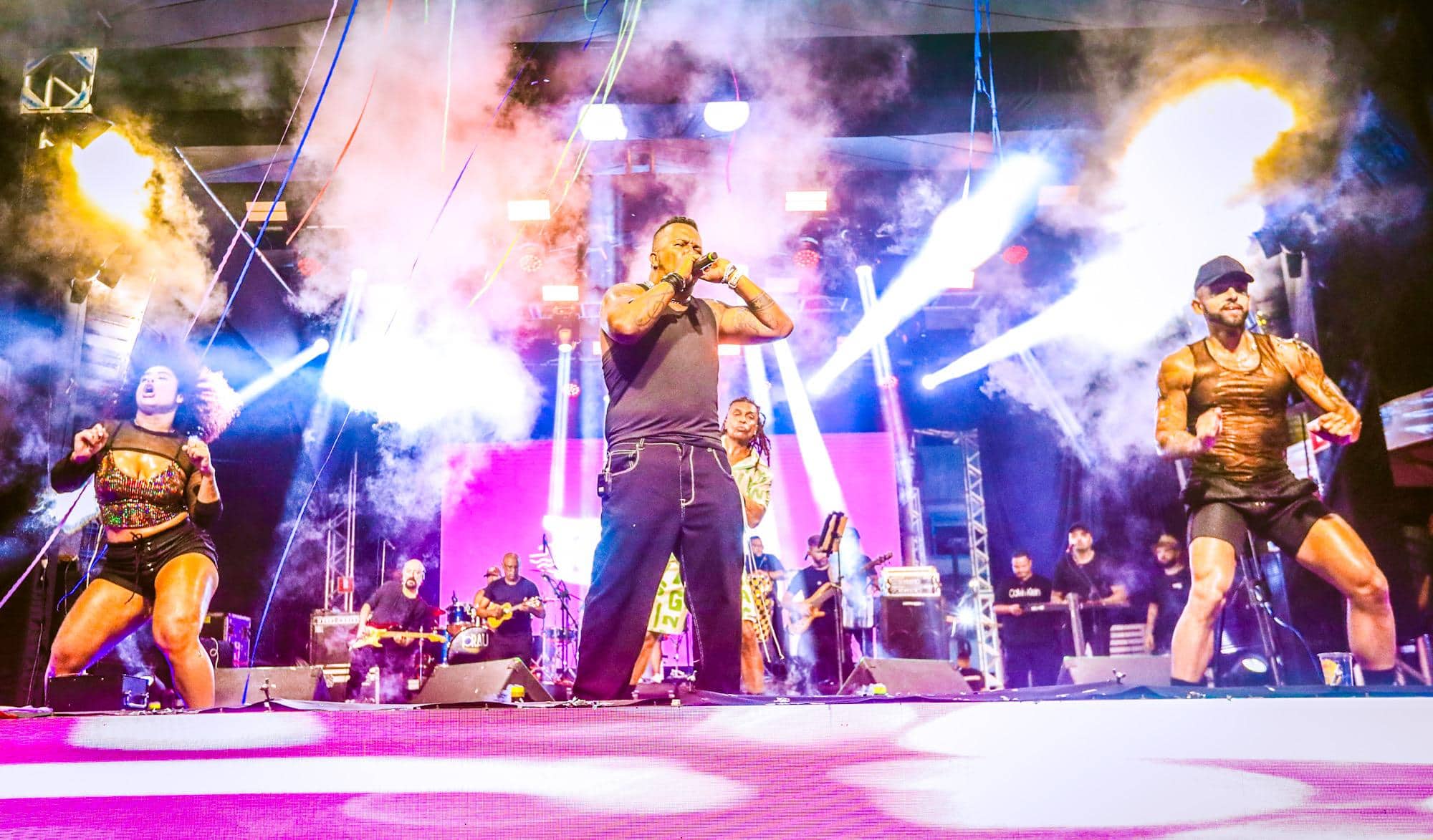 Tchakabum reúne centenas de foliões na 1ª noite de Carnaval