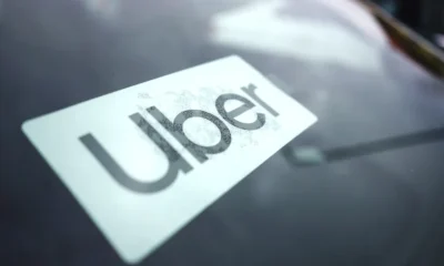Foto ilustrativa mostra logo da empresa Uber em para-brisa de carro — Foto: Nam Y. Huh/AP