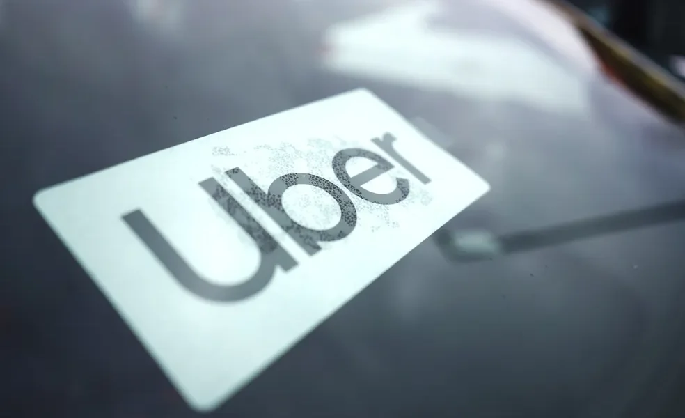 Uber Foto ilustrativa mostra logo da empresa Uber em para-brisa de carro — Foto: Nam Y. Huh/AP