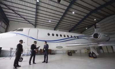 Secretário Marco Rubio inspeciona apreensão de avião da Venezuela, na República Dominicana, em 6 de fevereiro de 2025 — Foto: AP Photo/Mark Schiefelbein